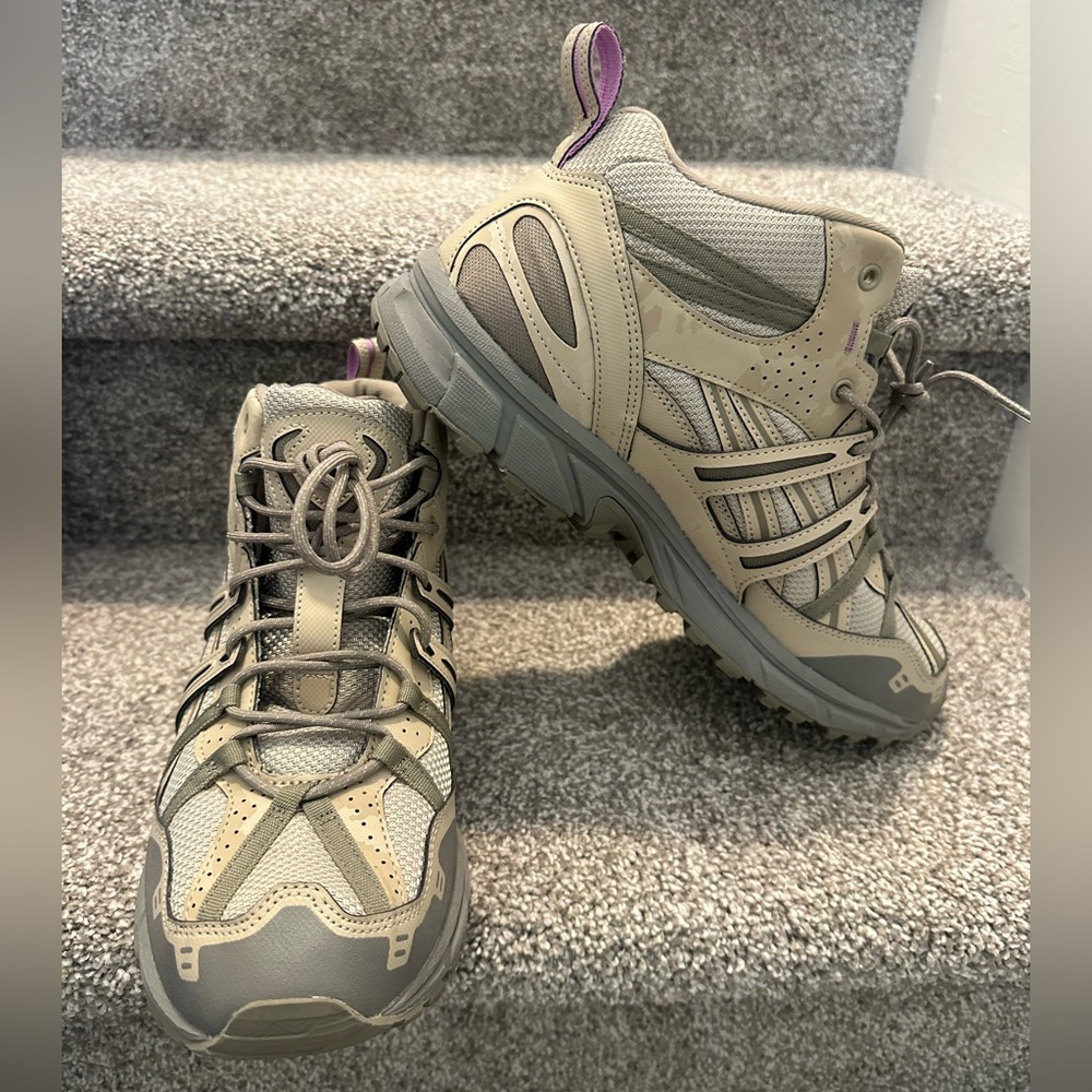 Women’s Hikers NEW 10.5